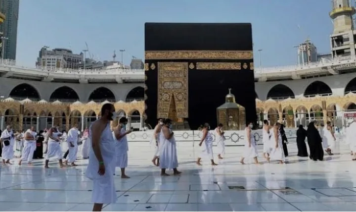 الداخلية السعودية تفرض غرامة مالية "100,000"ريال على من يقوم بنقل حاملي تأشيرات الزيارة إلى مكة والمشاعر المقدسة الداخلية السعودية تفرض غرامة مالية "100,000"ريال على من يقوم بنقل حاملي تأشيرات الزيارة إلى مكة والمشاعر المقدسة