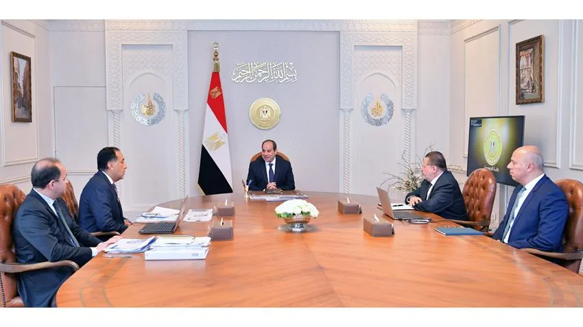 الرئيس السيسي يجتمع برئيس مجلس الوزراء ومحافظ البنك المركزي ووزير المالية الرئيس السيسي يجتمع برئيس مجلس الوزراء ومحافظ البنك المركزي ووزير المالية