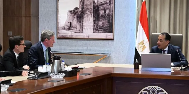 رئيس الوزراء يستعرض مع الرئيس التنفيذي لشركة "فيزا" خطط الشركة للاستثمار في مصر رئيس الوزراء يستعرض مع الرئيس التنفيذي لشركة "فيزا" خطط الشركة للاستثمار في مصر