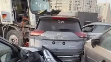 تهشم 7 سيارات بعد اصطدام تريلا بها داخل معرض بالقطامية.. صور