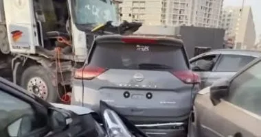 تهشم 7 سيارات بعد اصطدام تريلا بها داخل معرض بالقطامية.. صور تهشم 7 سيارات بعد اصطدام تريلا بها داخل معرض بالقطامية.. صور