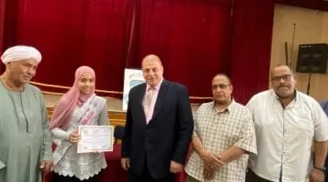 وكيل "تعليم قنا" يكرم الحاصلين على ثالث الجمهورية فى أوائل الطلاب