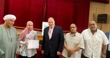 وكيل "تعليم قنا" يكرم الحاصلين على ثالث الجمهورية فى أوائل الطلاب وكيل "تعليم قنا" يكرم الحاصلين على ثالث الجمهورية فى أوائل الطلاب