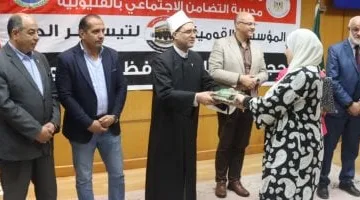 محافظ القليوبية يسلم حجاج الجمعيات الأهلية زى الإحرام وسط فرحة وزغاريد.. صور