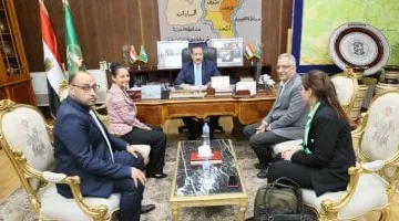 محافظ المنوفية يلتقى طالبة فى الشهادة الإعدادية لتميزها فى البحث العلمى