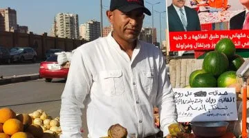 بائع فاكهة يوزع 150 طبق صدقة على روح طالبة علوم الزقازيق..صور