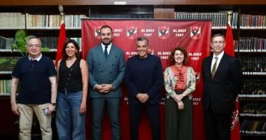 الأهلي يستقبل وفدًا من السفارة الأمريكية.. ويبحث التعاون قبل المشاركة في مونديال الأندية الأهلي يستقبل وفدًا من السفارة الأمريكية.. ويبحث التعاون قبل المشاركة في مونديال الأندية