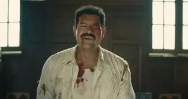 ابتسامة تُخفي عالماً مليئاً بالأسرار.. رحلة عمرو يوسف في فيلم درويش ابتسامة تُخفي عالماً مليئاً بالأسرار.. رحلة عمرو يوسف في فيلم درويش