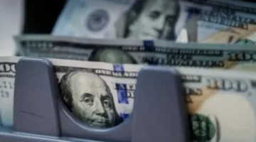 الدولار يستقر مستفيدًا من محادثات التجارة ونبرة الحذر لدى الاحتياطي الفيدرالي