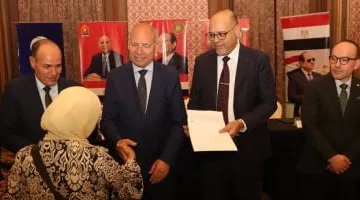 وزير العمل ومحافظ القاهرة يُسلمان عقود عمل جديدة لذوى همم