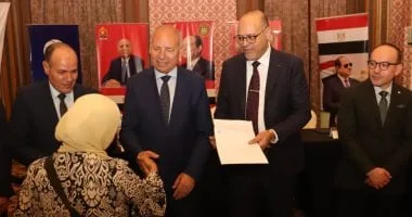 وزير العمل ومحافظ القاهرة يُسلمان عقود عمل جديدة لذوى همم وزير العمل ومحافظ القاهرة يُسلمان عقود عمل جديدة لذوى همم