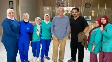 محمود حميدة يزور صبري عبد المنعم للإطمئنان عليه ويلتقط صورة مع الطاقم الطبي