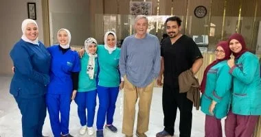 محمود حميدة يزور صبري عبد المنعم للإطمئنان عليه ويلتقط صورة مع الطاقم الطبي محمود حميدة يزور صبري عبد المنعم للإطمئنان عليه ويلتقط صورة مع الطاقم الطبي