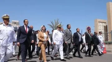 محافظ دمياط يضع إكليل الزهور على النصب التذكارى للجندى المجهول