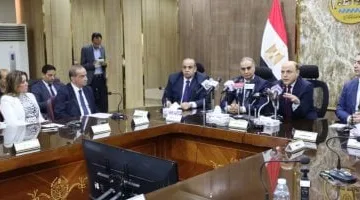 محافظ كفر الشيخ ورئيس حماية المستهلك يعقدان لقاء مع الغرفة التجارية.. فيديو