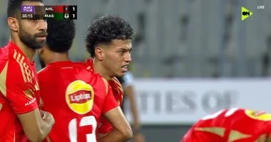 إمام عاشور يسجل هدف التعادل للأهلى فى شباك المصرى (1-1) إمام عاشور يسجل هدف التعادل للأهلى فى شباك المصرى (1-1)
