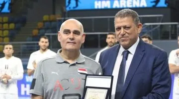 خالد فتحي يهدي باستور درع اتحاد اليد