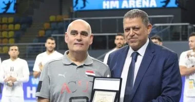 خالد فتحي يهدي باستور درع اتحاد اليد خالد فتحي يهدي باستور درع اتحاد اليد