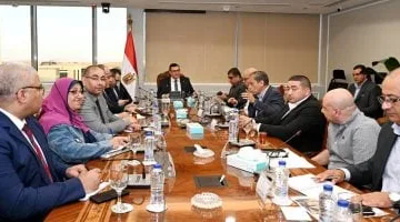 وزير الإسكان يعقد اجتماعا مع مسئولي شركة "سيتي إيدج" لمتابعة موقف مبيعات المشروعات