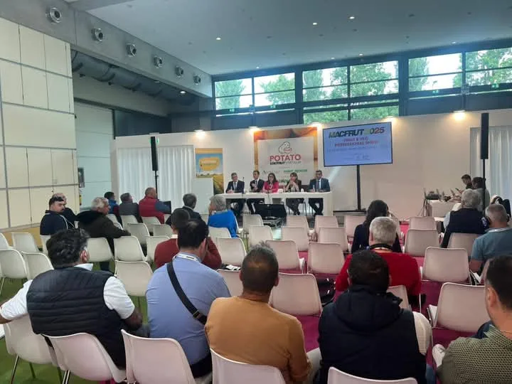 الحجر الزراعي المصري يبرز جودة البطاطس في معرض "ماك فروت 2025" بإيطاليا الحجر الزراعي المصري يبرز جودة البطاطس في معرض "ماك فروت 2025" بإيطاليا