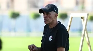 أسامة نبيه يحفز لاعبى منتخب الشباب قبل مواجهة تنزانيا بأم إفريقيا