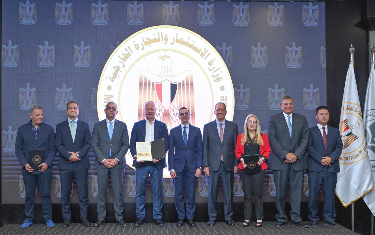وزير الاستثمار يوافق على منح 6 رخص ذهبية لمشروعات استراتيجية بقيمة تتجاوز 1.2 مليار دولار وزير الاستثمار يوافق على منح 6 رخص ذهبية لمشروعات استراتيجية بقيمة تتجاوز 1.2 مليار دولار