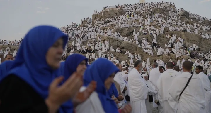 السعودية تفرض غرامة قدرها 20,000 ريال على من يقوم بأداء الحج أو يحاول ذلك دون الحصول على تصريح. السعودية تفرض غرامة قدرها 20,000 ريال على من يقوم بأداء الحج أو يحاول ذلك دون الحصول على تصريح.