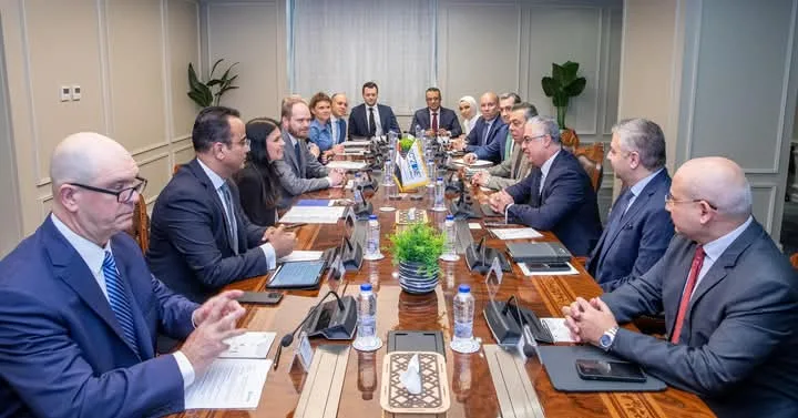 رئيس هيئة قناة السويس يناقش مع مسؤولين من “ميرسك” سبل تعزيز التعاون المشترك رئيس هيئة قناة السويس يناقش مع مسؤولين من “ميرسك” سبل تعزيز التعاون المشترك