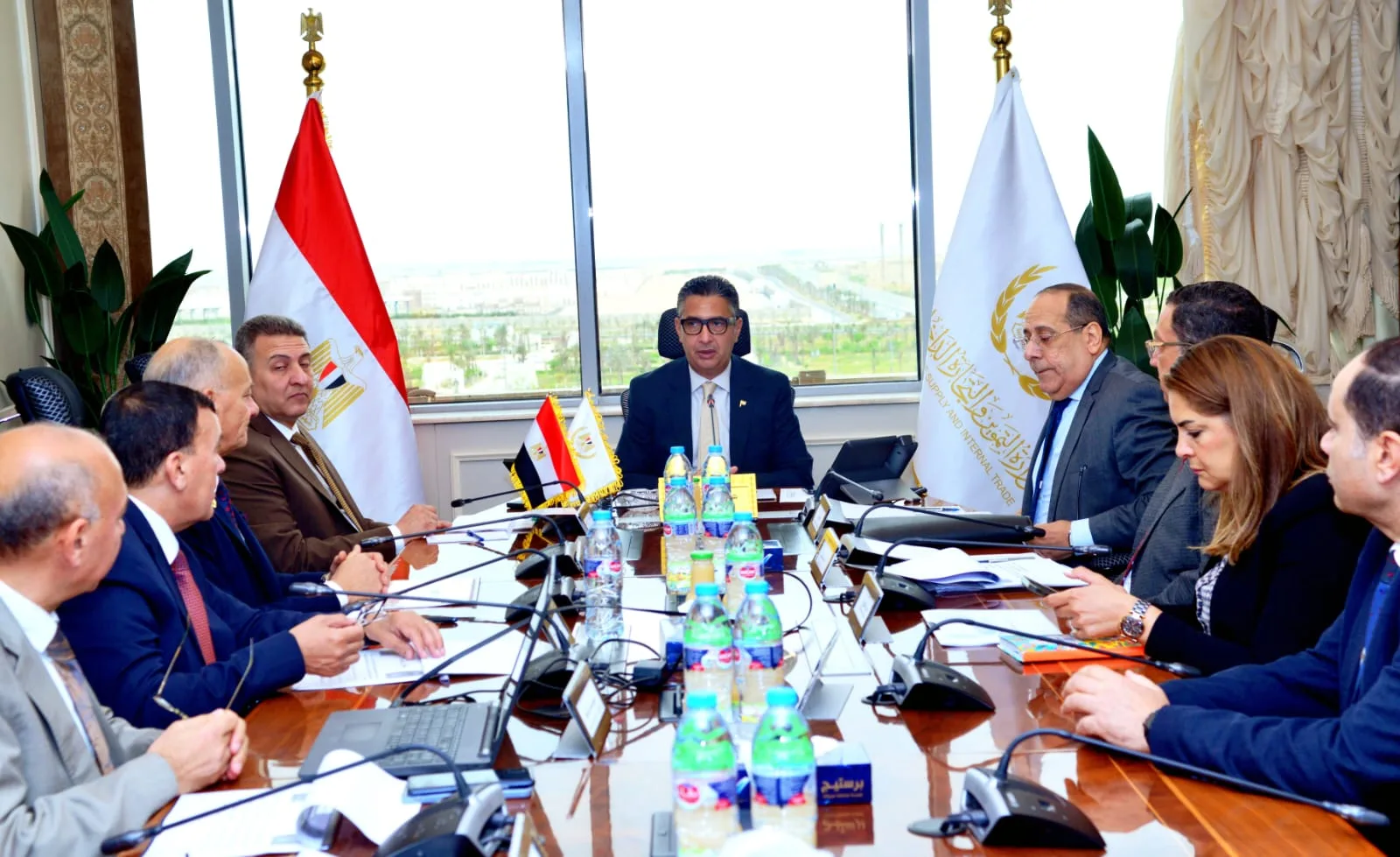 وزير التموين يلتقي برؤساء شركتي “النيل” و”الإسكندرية” لمناقشة خطة تحسين المجمعات الاستهلاكية وتوفير السلع الضرورية. وزير التموين يلتقي برؤساء شركتي “النيل” و”الإسكندرية” لمناقشة خطة تحسين المجمعات الاستهلاكية وتوفير السلع الضرورية.