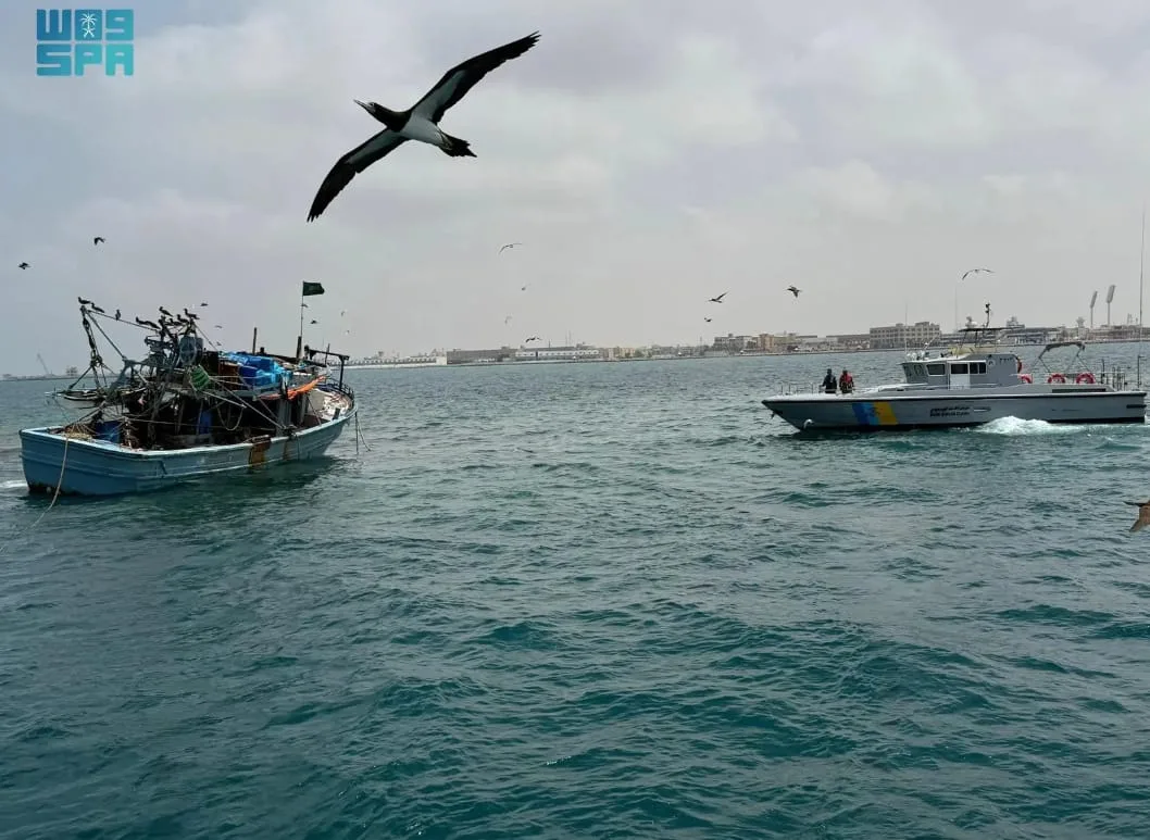 حرس الحدود في مكة ينجح في إنقاذ 10 مقيمين مصريين بعد جنوح زورقهم البحري حرس الحدود في مكة ينجح في إنقاذ 10 مقيمين مصريين بعد جنوح زورقهم البحري