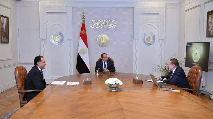الرئيس السيسي يؤكد على أهمية تعزيز الاقتصاد الكلي وتمكين القطاع الخاص لجذب الاستثمارات الأجنبية.