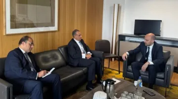 وزير الخارجية يجتمع بنظيره الفرنسي في بروكسل لمناقشة تعزيز العلاقات الاستراتيجية