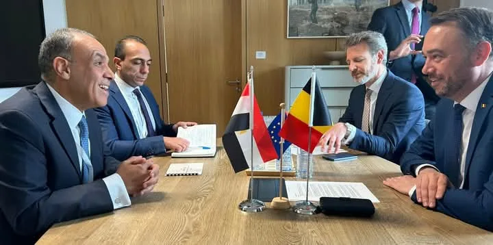 وزير الخارجية يجتمع بنظيره البلجيكي في بروكسل لبحث تعزيز العلاقات الثنائية وقضايا إقليمية.