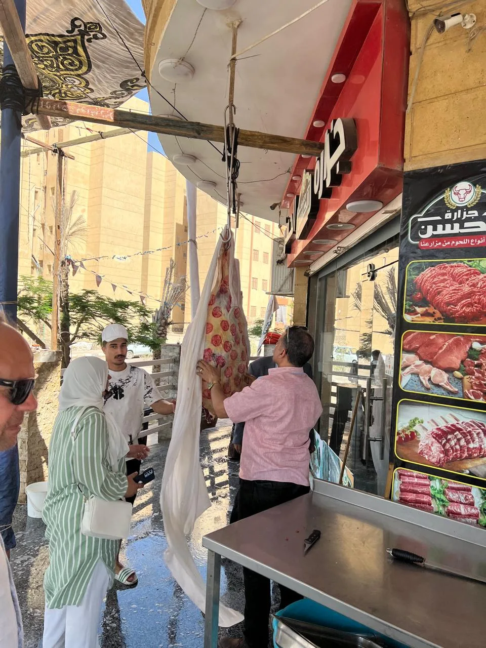 صور: حملات تفتيش شاملة على محلات اللحوم في حدائق أكتوبر استعدادًا لعيد الأضحى