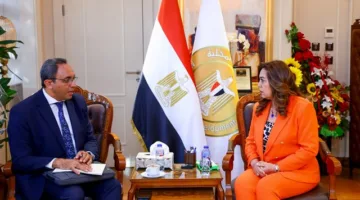 وزيرة التنمية المحلية تناقش مع محافظ قنا سير العمل في مشروعات برنامج تطوير الصعيد.