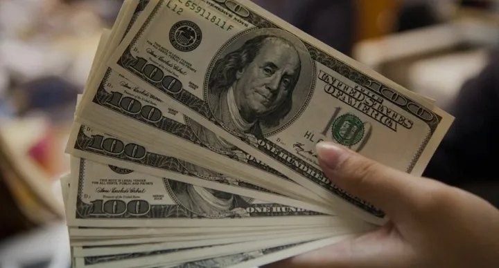 انخفاض قيمة الدولار عقب تأجيل الرسوم الجمركية الأمريكية على الاتحاد الأوروبي انخفاض قيمة الدولار عقب تأجيل الرسوم الجمركية الأمريكية على الاتحاد الأوروبي