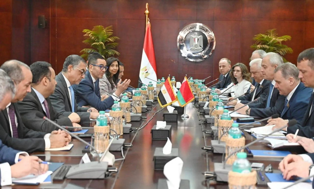 وزير الاستثمار يناقش مع رئيس البرلمان البيلاروسي تعزيز الشراكة الاقتصادية والتجارية بين الدولتين
