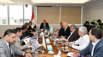 وزير الإسكان يراقب نظام الصرف الصحي في قرية الكرور بأسوان