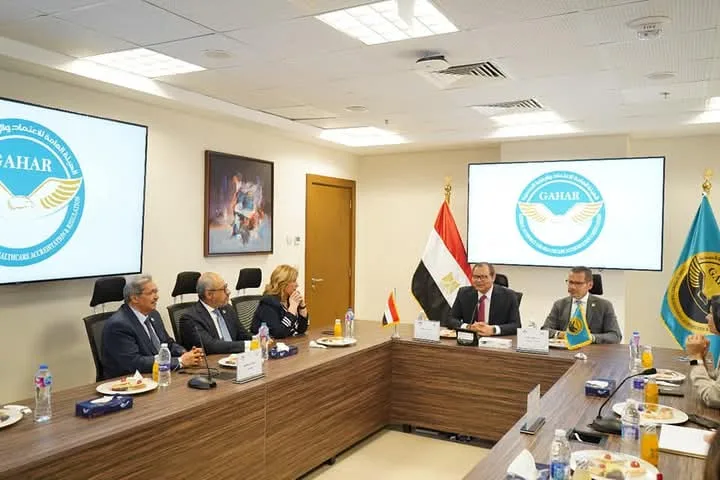 رئيس هيئة الاعتماد والرقابة الصحية يناقش مع اتحاد المستشفيات العربية إنشاء نظام صحي عربي متكامل. رئيس هيئة الاعتماد والرقابة الصحية يناقش مع اتحاد المستشفيات العربية إنشاء نظام صحي عربي متكامل.