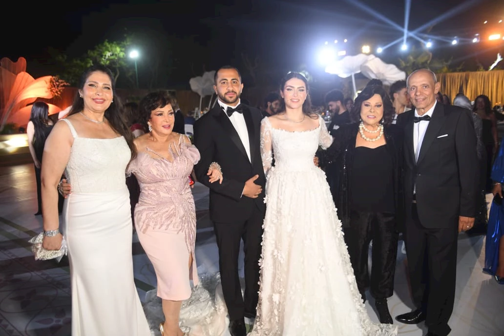 أسرة "الزعيم" تحتفل بزفاف ابنة المنتج عصام إمام بحضور نجوم الفن (25 صورة) |  مصراوى