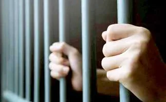 السجن 15 سنة لثلاثة موظفين في مطار الأقصر واثنين آخرين بتهمة محاولة تهريب آثار.