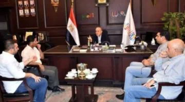 محافظ الأقصر يبحث تطوير الخدمات الصحية