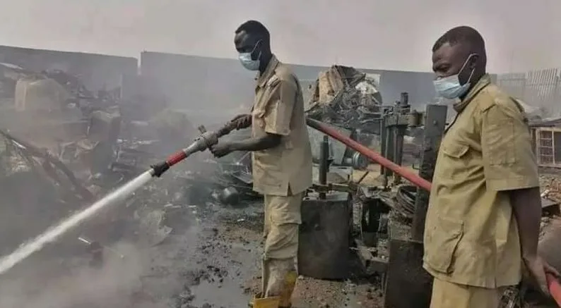 الدفاع المدني السوداني تعلن السيطرة على حريق الخزان الأول بميناء بورتسودان الدفاع المدني السوداني تعلن السيطرة على حريق الخزان الأول بميناء بورتسودان