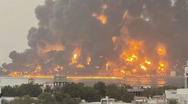 الحوثيون: مقتل 4 أشخاص وإصابة 39 جراء غارات إسرائيل على الحديدة الحوثيون: مقتل 4 أشخاص وإصابة 39 جراء غارات إسرائيل على الحديدة