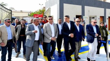 وزير الإسكان يتفقد محطتي رفع صرف صحي بحي السويس