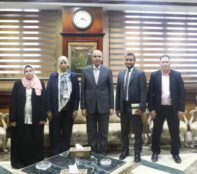 محافظ المنيا يناقش موضوع الفنيين وتبسيط الإجراءات مع رئيس هيئة المساحة