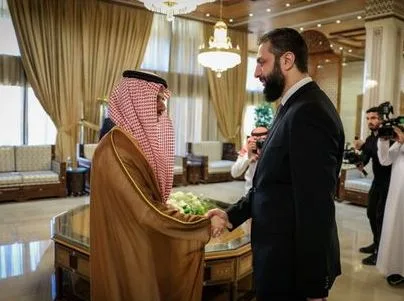 بعد رفع العقوبات.. السعودية وقطر تعلنان عن دعم مالي مشترك للقطاع العام في سوريا بعد رفع العقوبات.. السعودية وقطر تعلنان عن دعم مالي مشترك للقطاع العام في سوريا