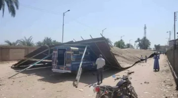 انهيار مظلة في موقف سيارات بقنا يُلحق أضرارًا بنحو 30 سيارة