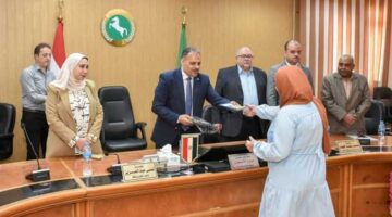 محافظ الشرقية يُسلّم ملابس الإحرام وتأشيرات السفر لحجاج الجمعيات الأهلية
