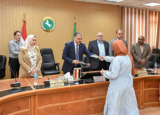 محافظ الشرقية يُسلّم ملابس الإحرام وتأشيرات السفر لحجاج الجمعيات الأهلية محافظ الشرقية يُسلّم ملابس الإحرام وتأشيرات السفر لحجاج الجمعيات الأهلية